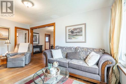 90 Graham Avenue S, Hamilton, ON - Indoor Photo Showing Living Room