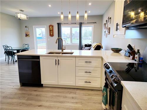 48 Sand Piper Trail N, Landmark, MB - Indoor Photo Showing Kitchen With Double Sink With Upgraded Kitchen
