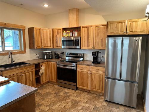 4995 Ponderosa Crescent, Canal Flats, BC - Indoor Photo Showing Kitchen With Double Sink