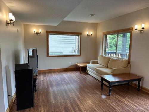 4995 Ponderosa Crescent, Canal Flats, BC - Indoor Photo Showing Living Room