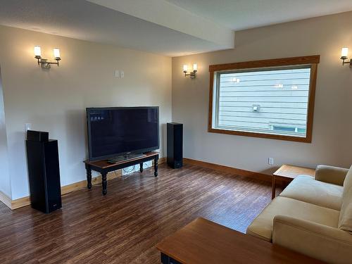 4995 Ponderosa Crescent, Canal Flats, BC - Indoor Photo Showing Living Room