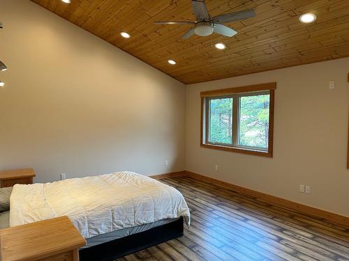 4995 Ponderosa Crescent, Canal Flats, BC - Indoor Photo Showing Bedroom