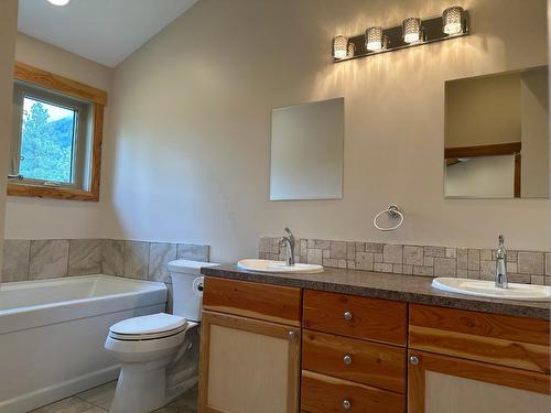 4995 Ponderosa Crescent, Canal Flats, BC - Indoor Photo Showing Bathroom