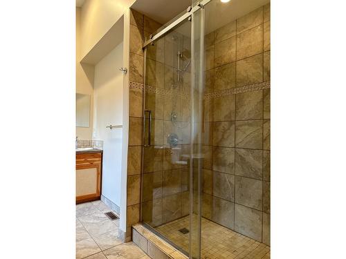 4995 Ponderosa Crescent, Canal Flats, BC - Indoor Photo Showing Bathroom