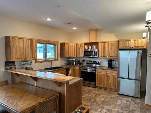 4995 Ponderosa Crescent, Canal Flats, BC - Indoor Photo Showing Kitchen