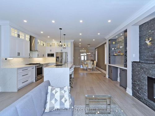 8 Catalpa Cres, Vaughan, ON - Indoor Photo Showing Kitchen With Upgraded Kitchen