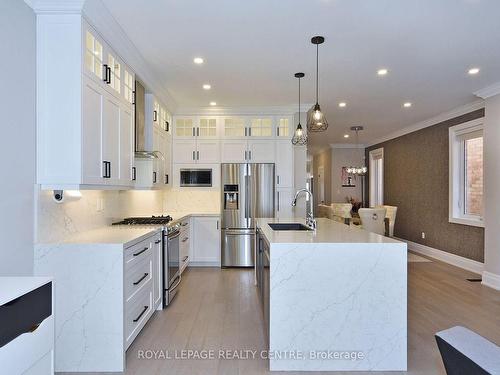 8 Catalpa Cres, Vaughan, ON - Indoor Photo Showing Kitchen With Upgraded Kitchen