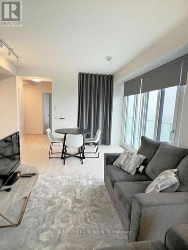 5110 - 3900 Confederation Parkway, Mississauga, ON - Indoor Photo Showing Living Room