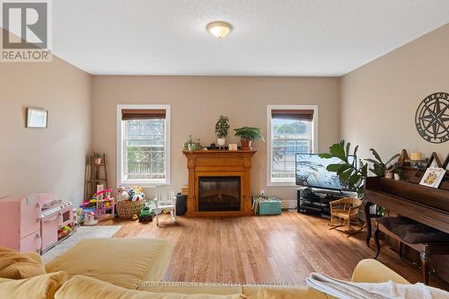 17 Rosemary Court, Prince Edward County, ON - Indoor Photo Showing Living Room With Fireplace