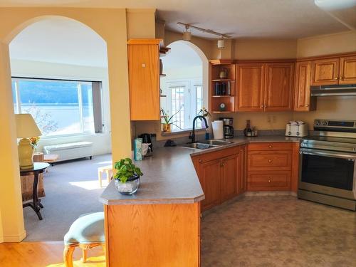 2 - 94 1St Avenue Sw, Nakusp, BC - Indoor Photo Showing Kitchen With Double Sink