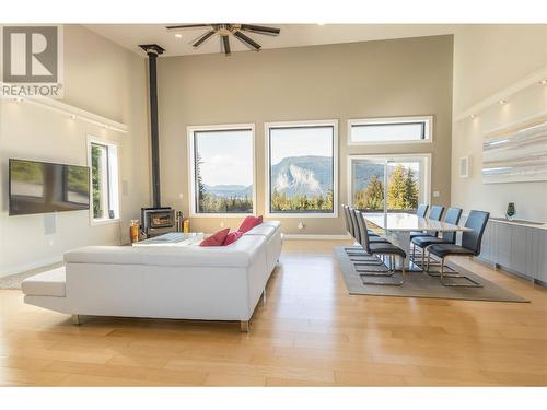 6250 60 Avenue Ne, Salmon Arm, BC - Indoor Photo Showing Living Room