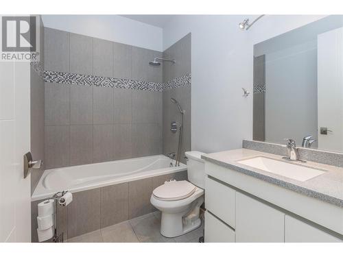 6250 60 Avenue Ne, Salmon Arm, BC - Indoor Photo Showing Bathroom
