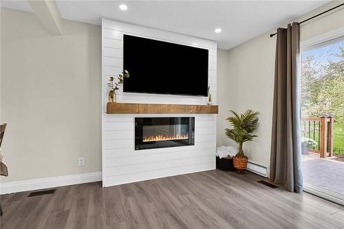 125 Livingston Avenue|Unit #16, Grimsby, ON - Indoor Photo Showing Living Room With Fireplace