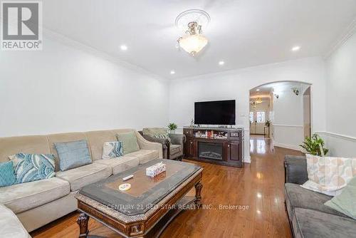 60 Horizon Street, Brampton, ON - Indoor Photo Showing Living Room