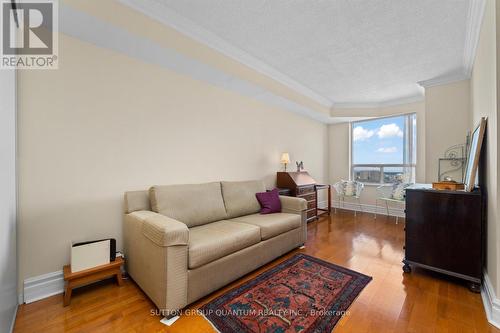 Ph102 - 325 Webb Drive, Mississauga, ON - Indoor Photo Showing Living Room