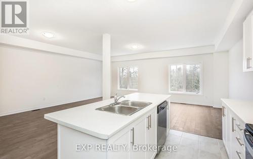 152 Winters Way, Shelburne, ON - Indoor Photo Showing Kitchen With Double Sink
