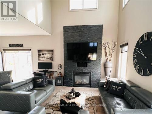 6498 Christopher Crescent, Niagara Falls, ON - Indoor Photo Showing Living Room With Fireplace