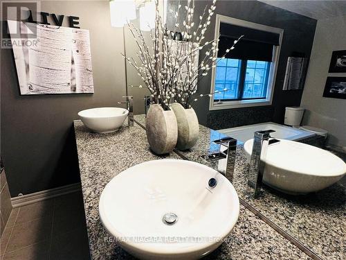 6498 Christopher Crescent, Niagara Falls, ON - Indoor Photo Showing Bathroom