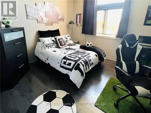 6498 Christopher Crescent, Niagara Falls, ON - Indoor Photo Showing Bedroom