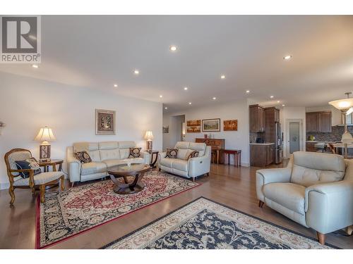 1952 Harris Drive, Penticton, BC - Indoor Photo Showing Living Room