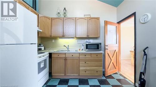 98 King Street, Tiverton, ON - Indoor Photo Showing Kitchen With Double Sink