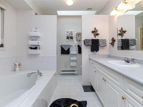 457 Thetis Dr, Ladysmith, BC - Indoor Photo Showing Bathroom