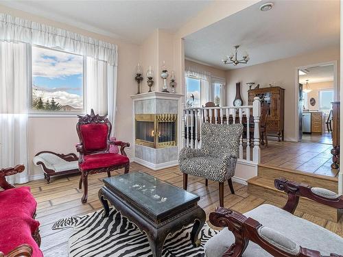 457 Thetis Dr, Ladysmith, BC - Indoor Photo Showing Living Room With Fireplace