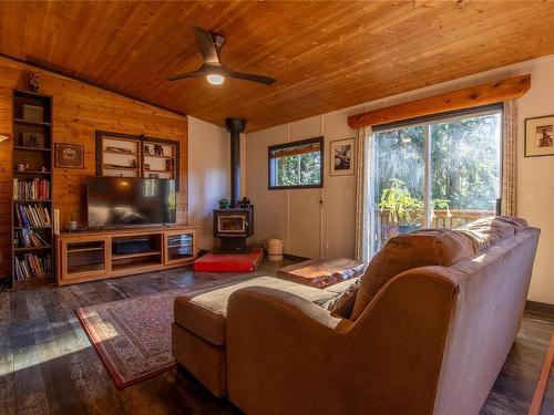 2652 Schooner Way, Pender Island, BC - Indoor Photo Showing Living Room