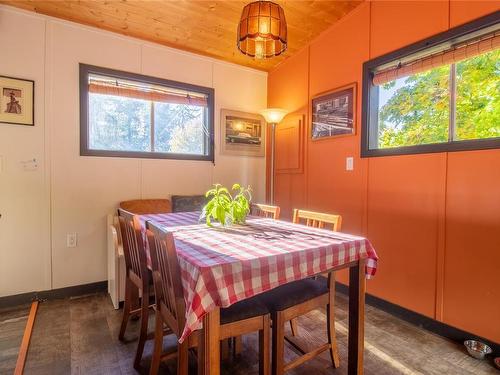 2652 Schooner Way, Pender Island, BC - Indoor Photo Showing Dining Room