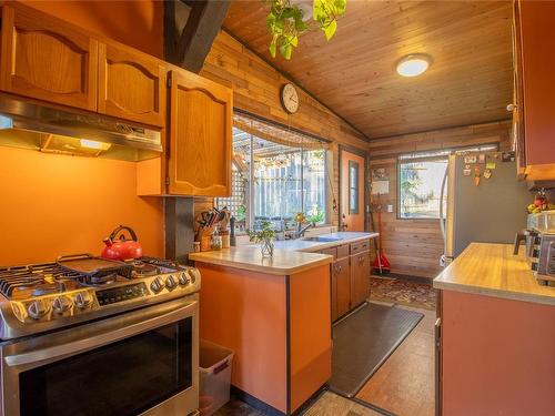 2652 Schooner Way, Pender Island, BC - Indoor Photo Showing Kitchen