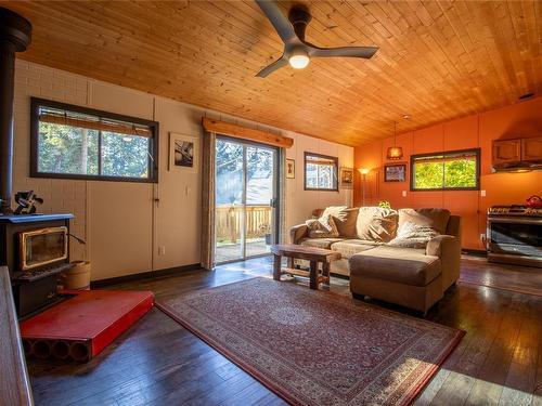 2652 Schooner Way, Pender Island, BC - Indoor Photo Showing Living Room