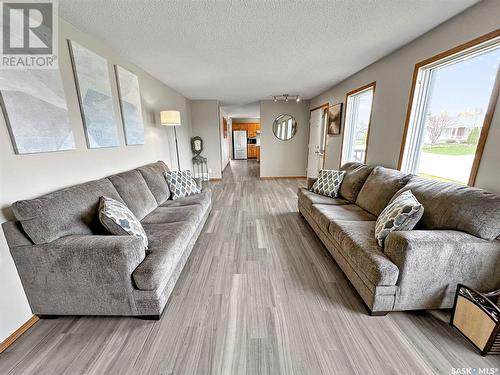 518 Colonel Otter Drive, Swift Current, SK - Indoor Photo Showing Living Room