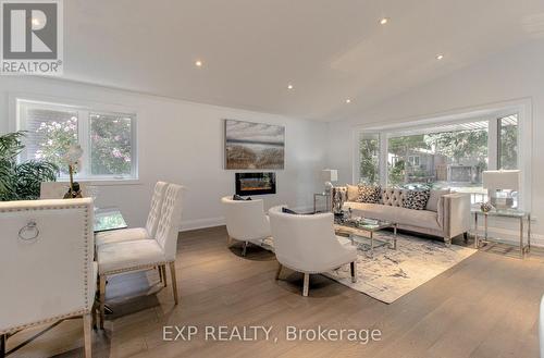 1424 Strathy Avenue, Mississauga, ON - Indoor Photo Showing Living Room