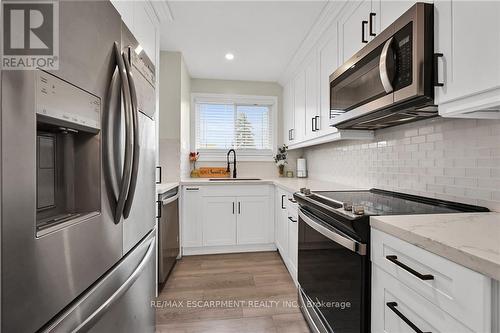 16 - 125 Livingston Avenue, Grimsby, ON - Indoor Photo Showing Kitchen With Stainless Steel Kitchen With Upgraded Kitchen