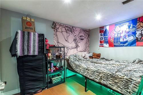 317 East 15Th Street, Hamilton, ON - Indoor Photo Showing Bedroom
