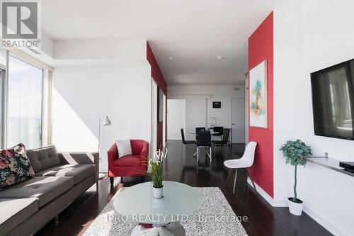 5504 - 12 York Street, Toronto, ON - Indoor Photo Showing Living Room