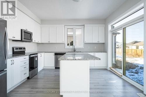 62 Allenwood Road, Springwater, ON - Indoor Photo Showing Kitchen With Upgraded Kitchen