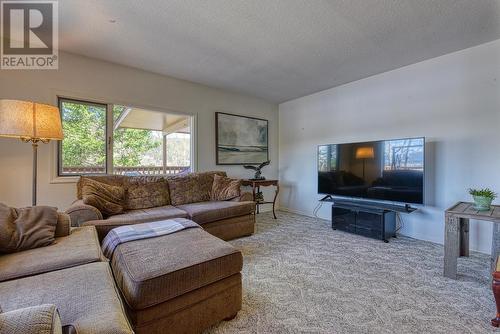 1814 South Lakeside Drive, Williams Lake, BC - Indoor Photo Showing Living Room