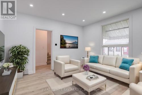 27 Harvey Street, Hamilton, ON - Indoor Photo Showing Living Room