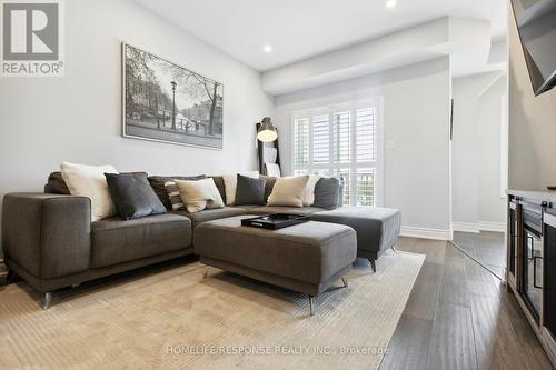 81 Echovalley Drive, Hamilton, ON - Indoor Photo Showing Living Room