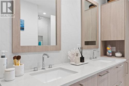 109 747 E 3Rd Street, North Vancouver, BC - Indoor Photo Showing Bathroom