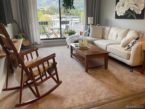 309-18 King George St North, Lake Cowichan, BC - Indoor Photo Showing Living Room