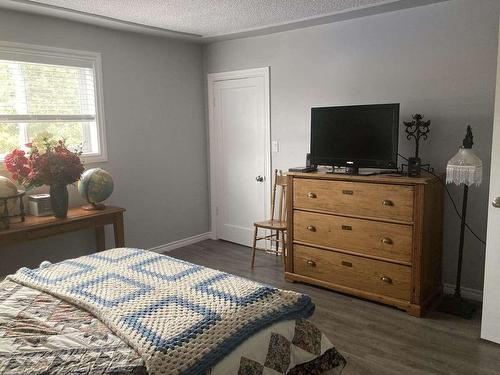 456 Fourth Avenue, Midway, BC - Indoor Photo Showing Bedroom