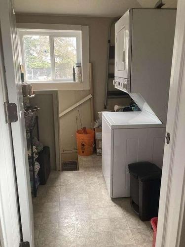456 Fourth Avenue, Midway, BC - Indoor Photo Showing Laundry Room
