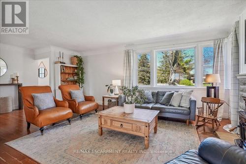 9221 Airport Road W, Hamilton, ON - Indoor Photo Showing Living Room