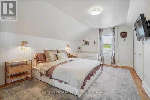 9221 Airport Road W, Hamilton, ON - Indoor Photo Showing Bedroom