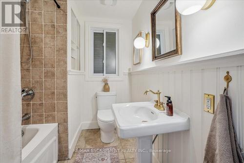 9221 Airport Road W, Hamilton, ON - Indoor Photo Showing Bathroom