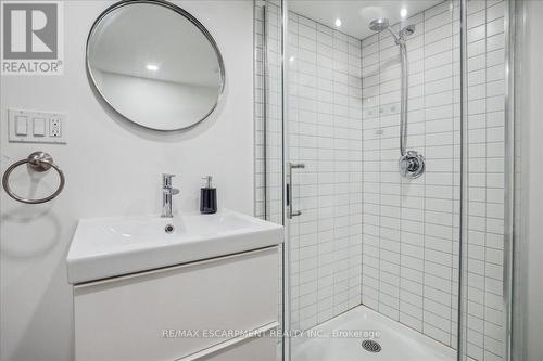 9221 Airport Road W, Hamilton, ON - Indoor Photo Showing Bathroom