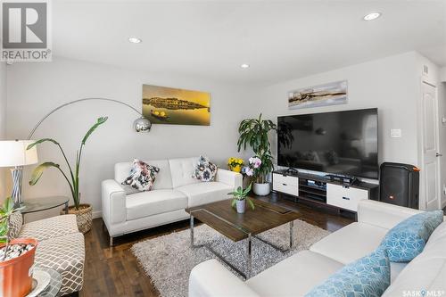 407 Hartley Road, Saskatoon, SK - Indoor Photo Showing Living Room