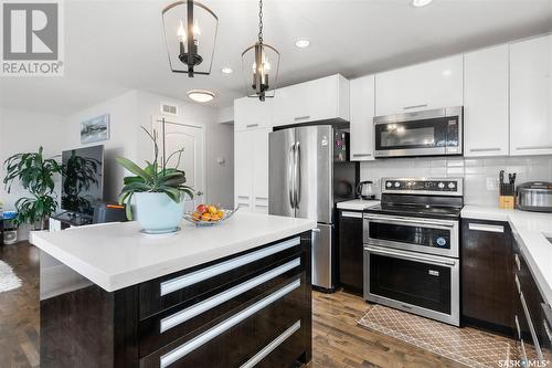 407 Hartley Road, Saskatoon, SK - Indoor Photo Showing Kitchen With Upgraded Kitchen
